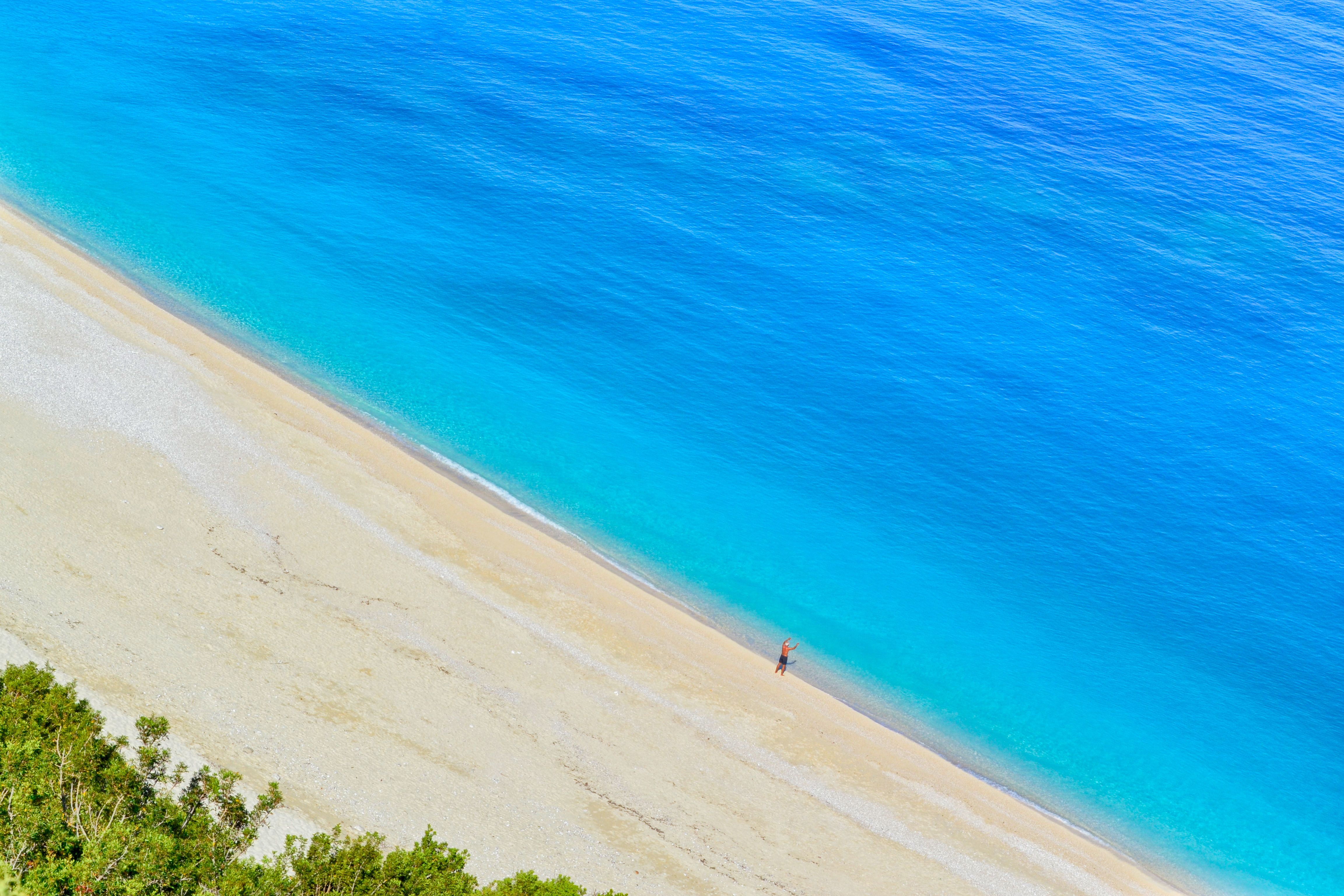 קפלוניה: Stunning aerial view of Myrtos Beach's turquoise waters and sandy shore in Kefalonia, Greece.