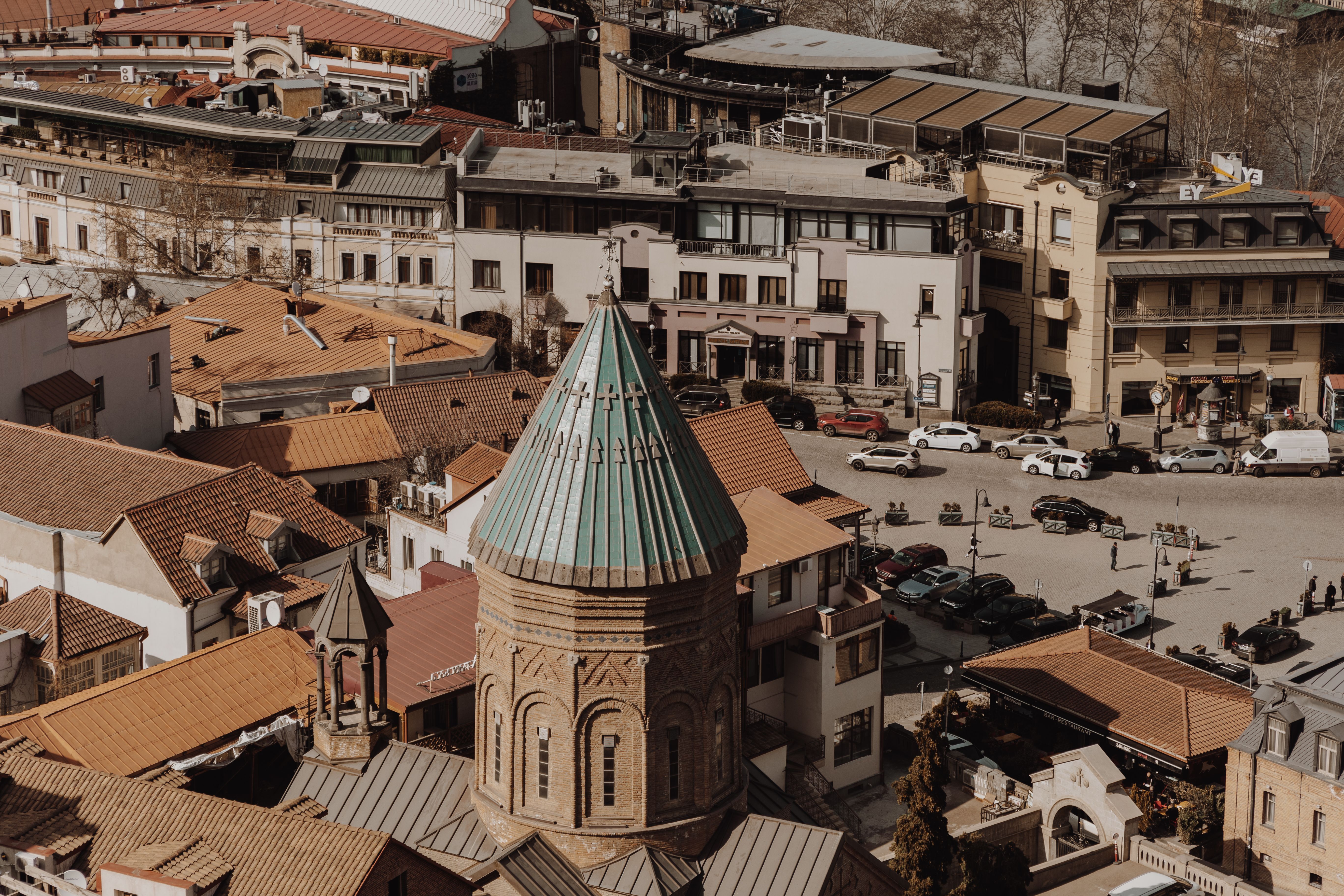טביליסי: Aerial view of old town Tbilisi showcasing historic architecture and city life.