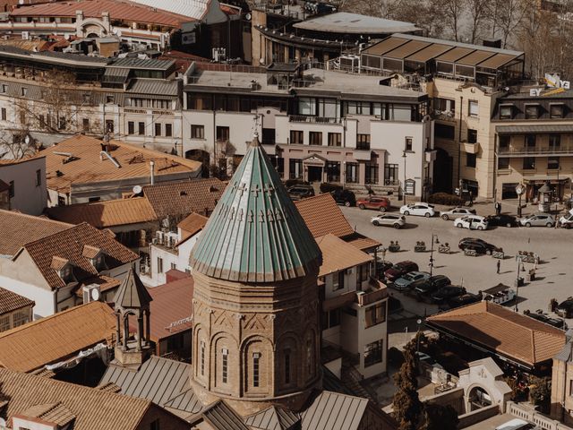 טביליסי: Aerial view of old town Tbilisi showcasing historic architecture and city life.